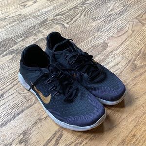Nike runners! Black & gold